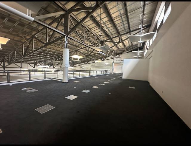 3,888M² OFFICE FOR SALE IN LONGMEADOW